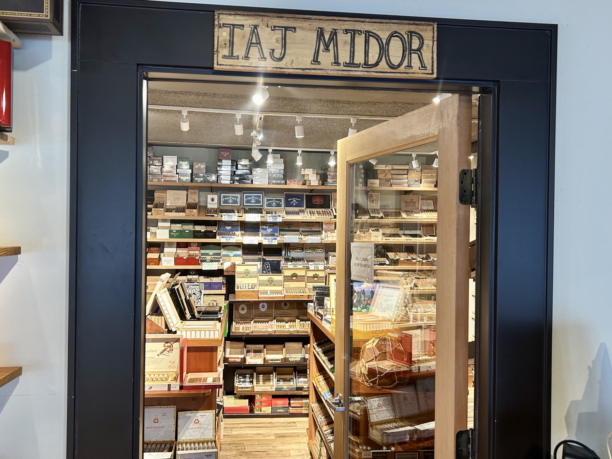 B & B Tobacconists